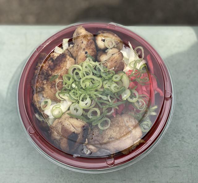 画像: ヘアピン丼です。中身ぎっしりです!