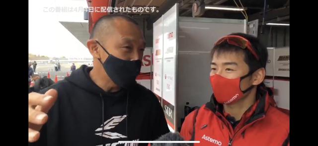 画像: 青木宣篤さんが開幕戦でPITインタビューしていた様子が流れていた4chのスクショです。 渡辺一馬選手へのインタビューの様子です!