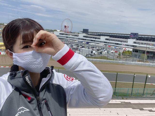 画像: 見てねポーズでパシャリ♪笑