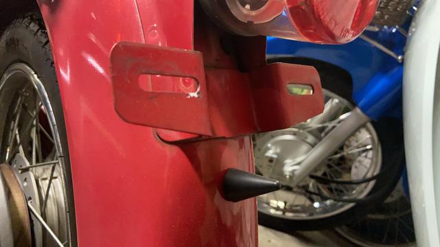 画像: ナンバーが割れたらイヤなのでナンバーベースを取り付けるのだ。〈若林浩志のスーパー・カブカブ・ダイアリーズ Vol.72〉