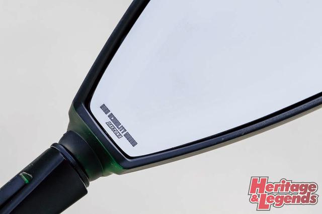 画像: ▲ワイドな視認性を獲得した曲率R1000の鏡面には、HIGH VISIBILITY MIRRORの文字もレーザーマーキングされる。