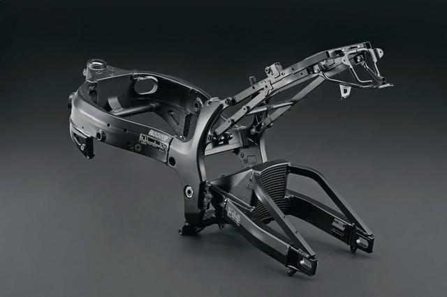 画像: メインビーム部、スイングアームはこれまでのものを踏襲するが、シートレールは新作。これで700gの軽量化を果たしている。