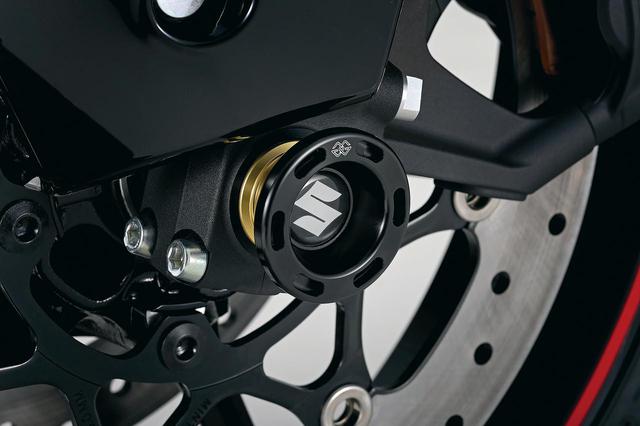 画像: フロントアクスルスライダー (税込価格:1万3750円) 万一の転倒の際、足回りのダメージを軽減するアイテム。輸入品で8〜9月の発売予定。