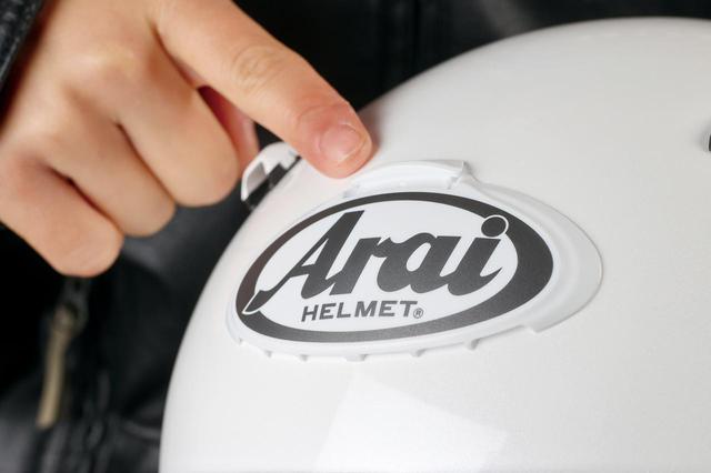 画像: アライのロゴマーク部分をそのままインテークになっている。ヘルメットを起こしたライディングポジションでも高い外気導入性能を発揮する。