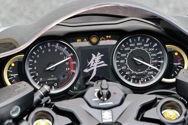 画像: メーターは290km/hスケール。国内仕様はキロメートル表示だ。起動時、センターのTFTには「隼」の文字が。