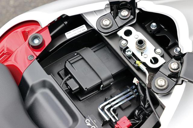 画像: タンデムシート下にはツアラーの必需品、ETC2.0車載器を搭載、メーター内にもETC表示が加わっている。