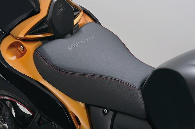 画像: カラーシート (税込価格:2万1780円) レッドのステッチと「Hayabusa」ロゴをあしらい、サイドには滑りにくい表皮を採用。