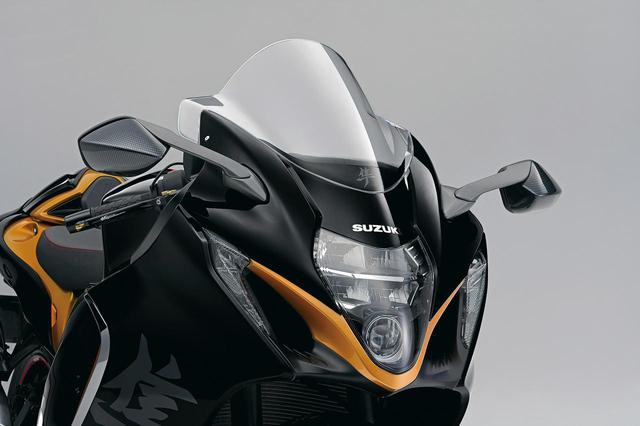 画像: ツーリングスクリーン (税込価格:2万6400円) ウインドプロテクションに優れたハイスクリーン。隼ロゴ入りのスクリーンカバー付き。