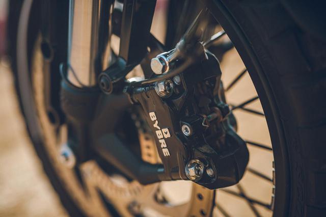 画像: ▲最近ではすっかり見慣れた「BYBRE」は、アジア生産のモデルによく採用されているブレンボグループのOEMメーカー。By Brembo(ブレンボ製)の略である。