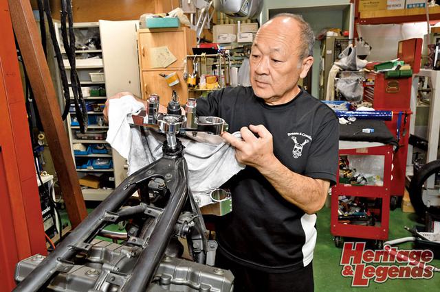 画像: ▲ウイリー代表の富永保光さん。写真は削り出されたZRX用ビレットステムキットをフレームに仮組みしステアリングロックが効くかを確認中。この後拭き上げ/梱包して出荷する。
