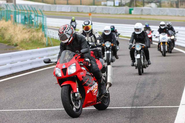 画像1: チケットも完売! 自分のバイクで走れる「サーキットクルージング」!