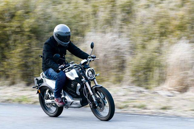 画像1: 電動バイクは日本でも“アシ”になるのか? 5台の海外製モデルを乗り比べてみた【最新電動バイク解説】