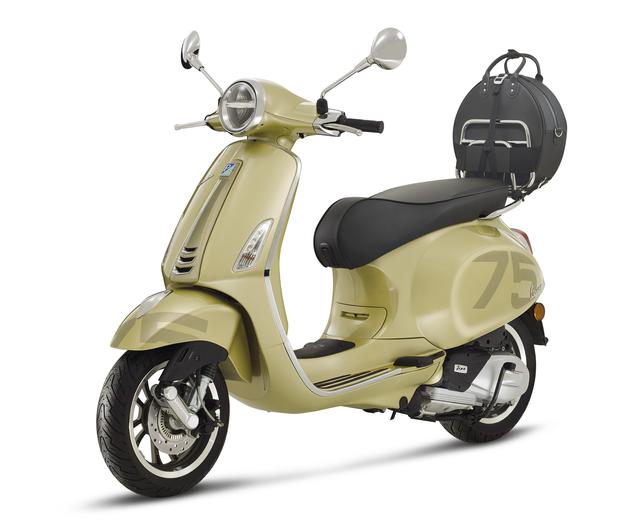 画像: Vespa Primavera 75th 排気量:124cc エンジン形式:空冷4ストSOHC3バルブ単気筒 シート高:790mm 車両重量:131kg 発売日:2021年6月中旬 メーカー希望小売価格:税込59万4000円