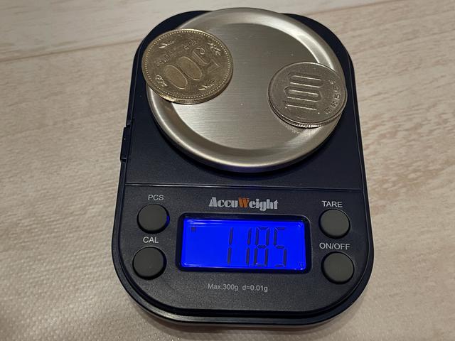 画像: 重さはおおよそ600円よりほんの少し(0.46g)軽いくらい。