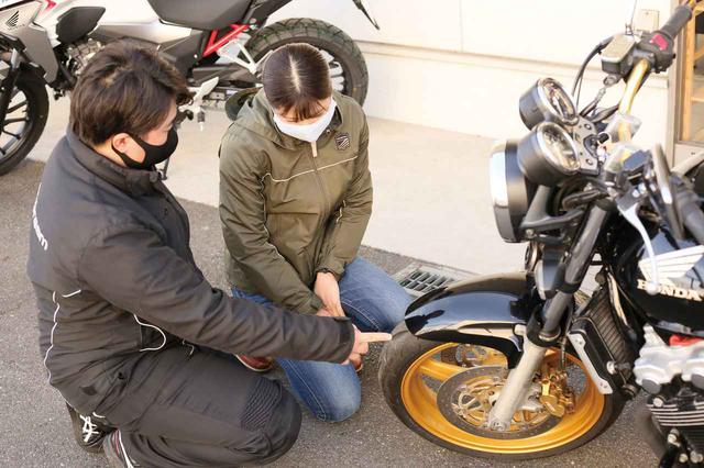 画像: タイヤは交換時期⁉ 真ん中しか使わないので(笑)、まだ溝の深さもサイドのヒゲが残っていますが、よく見ると劣化による細かいひび割れが…!