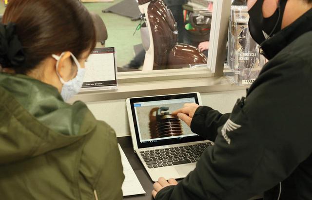 画像: 点検整備記録簿をもとに、どんな点検と分解整備を行なったかをひとつずつ丁寧に説明してくださいます。目に見えない箇所は点検時に撮影し、写真で説明していただけて安心できました!