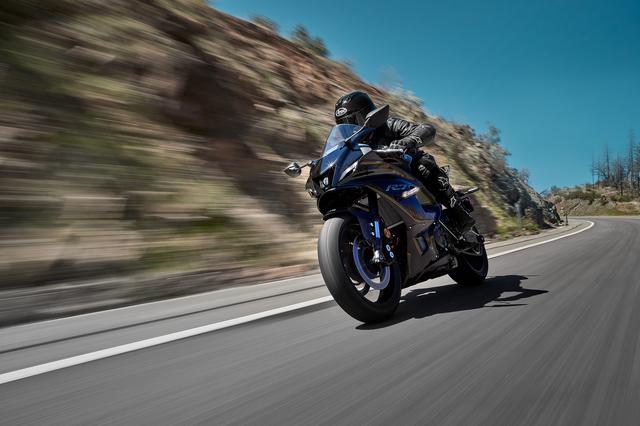 画像: YAMAHA YZF-R7 総排気量:689cc エンジン形式:水冷4ストDOHC4バルブ並列2気筒 シート高:835mm 車両重量:188kg