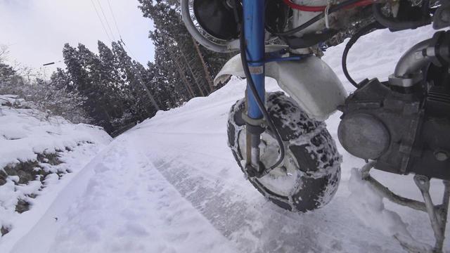 画像1: 原付バイクにチェーンを巻いて雪道を走ってみた! タイヤチェーンの効果や欠点と、雪景色の魅力を紹介〈関野温の絶景もとめて撮影旅 Vol.1〉