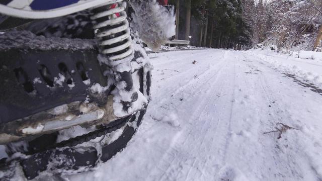 画像2: 原付バイクにチェーンを巻いて雪道を走ってみた! タイヤチェーンの効果や欠点と、雪景色の魅力を紹介〈関野温の絶景もとめて撮影旅 Vol.1〉
