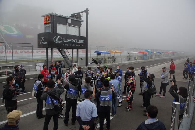 画像: 開始の可否を話し合うJSB1000クラスの選手会 霧だと走行の視界はもちろん、各ポストから出されるコーションフラッグが見えなくなるからこその走行不可能なんです