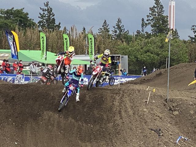 画像: ターン3で小野選手と川井選手が並びます。