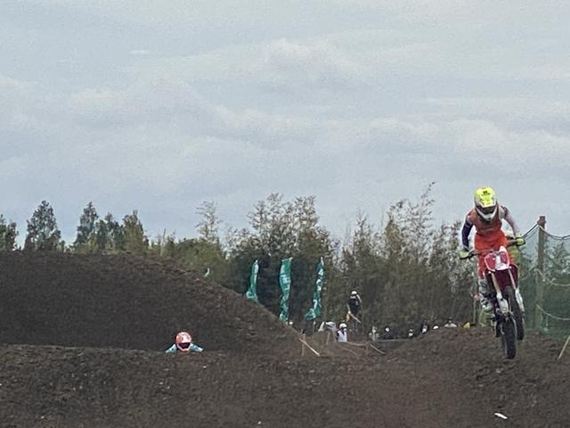 画像: 川井選手が見えて、後ろのヘルメットが見えているのが本田選手です。