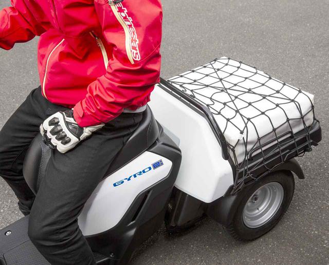 画像: 低床で荷物の積み下ろしに便利な大型のリアデッキを備える。