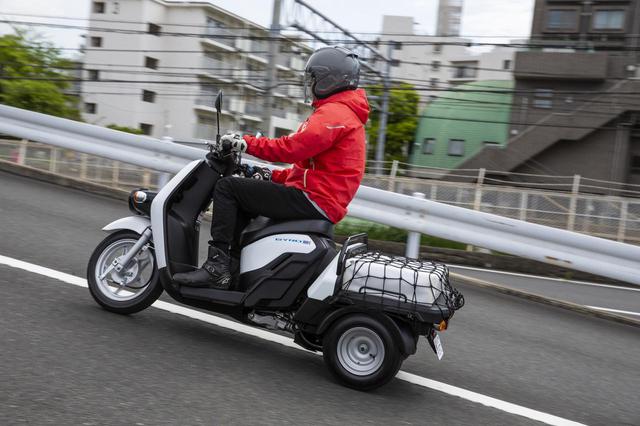 画像: 原付一種相当の「ベンリィe:Ⅰ」と同じパワーユニットを採用。スロットルを開けるとダイレクトに駆動力が発生するのが特徴だ。荷物を積載した時や登り坂での発進時にも電動車の特性は心強い。