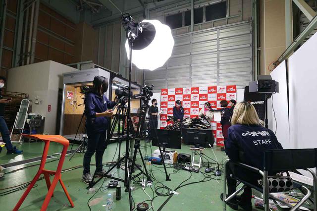 画像: ▲会場は静岡県のデイトナさん。スタジオはこのような作りになっていました。 www.youtube.com