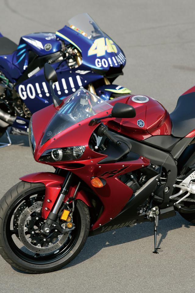 画像: 4代目R1のフレームはメインスパーをYZR-M1と同様にエンジン上側に配している。ラムエアシステムが新たに採用され、ヘッドライト下に大型ダクトを新設。
