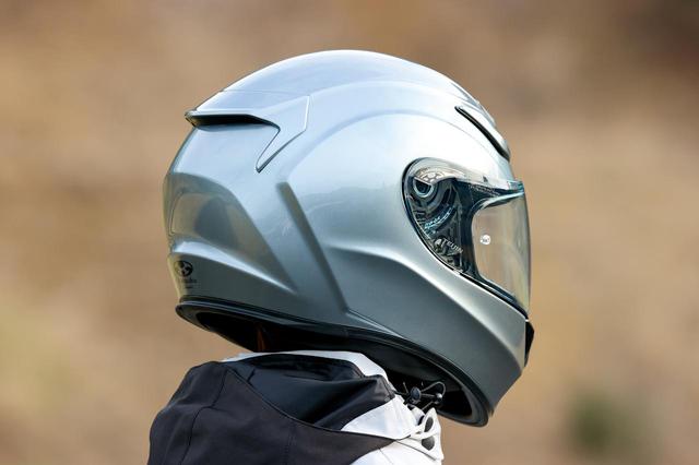 画像: 走行時の横ブレと上方向へのリフトを防ぐウエイクスタビライザーは帽体と一体化され、頭頂部のアウトレットも空力特性を考慮したデザイン。Mサイズの実測重量は1505g。
