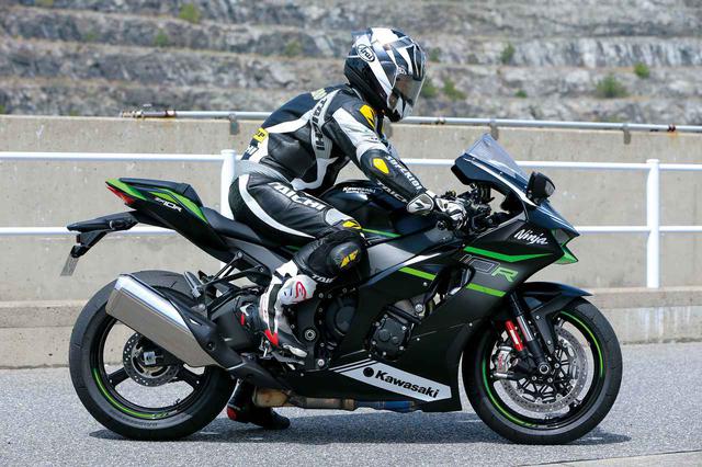 画像1: カワサキ「ニンジャZX-10R」ライディングポジション・足つき性
