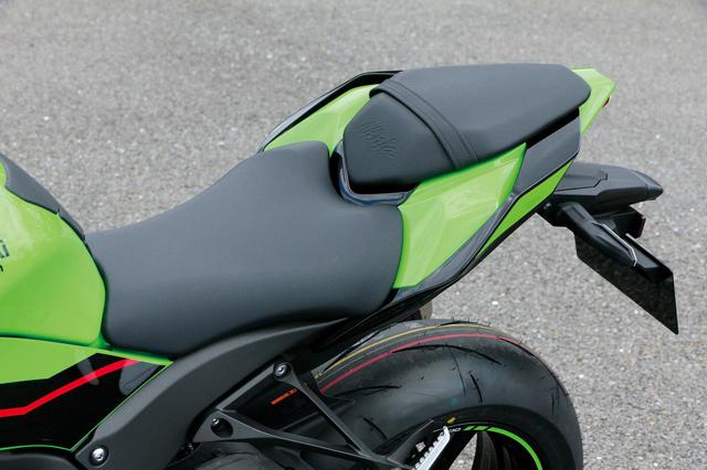 画像: レース時にライダーが伏せやすいよう、シートは後端を少し高くした形状としている。合わせてステップは5mm高くなった。フロントカウル形状は大きく変わったが、テールカウルまわりのデザインは従来のものを引き継いでいる。