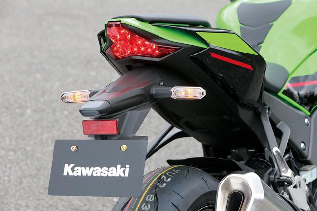 画像: 基本デザインは従来型を引き継ぐが、テールカウル左右にダクトを設け、後方に抜ける空気の整流効率を高めている。