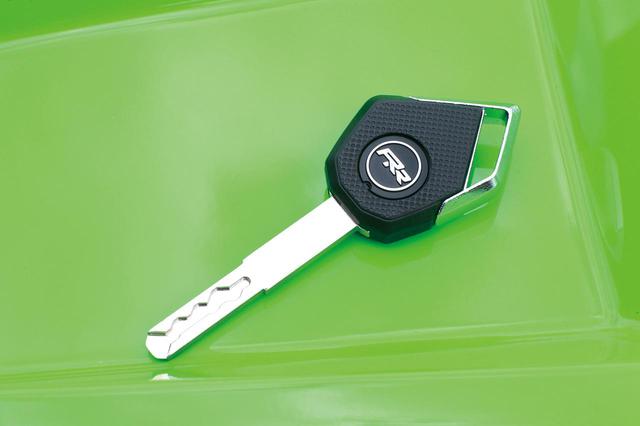 画像: 10RRのキーヘッドには「RR」のロゴをあしらった専用エンブレムがあしらわれ、特別なモデルであることをアピール。