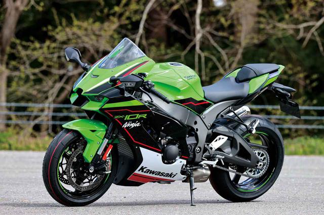 画像: Kawasaki Ninja ZX-10R 総排気量:998cc エンジン形式:水冷4ストDOHC4バルブ並列4気筒 シート高:835mm 車両重量:207kg 税込価格:229万9000円 ※写真はKRTエディション
