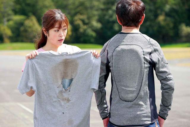 画像: デイトナではインナープロテクターの上にTシャツを重ね、舗装路面でライダーを引きずるテストまで行っている。Tシャツはご覧のとおりだが、インナーへのダメージは皆無だ。
