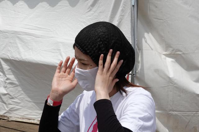 画像: インナーを着用してからヘルメットをかぶります。