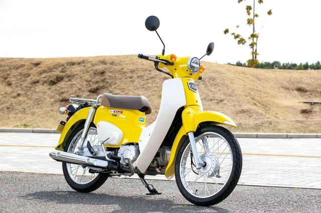 画像: Honda SUPER CUB 110 スーパーカブファミリーのベーシックグレードが、この110。50cc版もあり、こちらはクロスカブ50と違って前後17インチホイール。ファミリー唯一のアンダー30万円、アンダー100kg。 税込価格:28万500円 www.autoby.jp