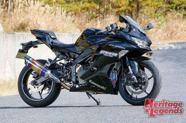 画像: ▲Ninja ZX-25Rには「STRIKER“INTER MODEL”SCフルエキゾースト OFF-TypeB JMCA」等を装着。ラインナップにもユーザーの意見を反映する。