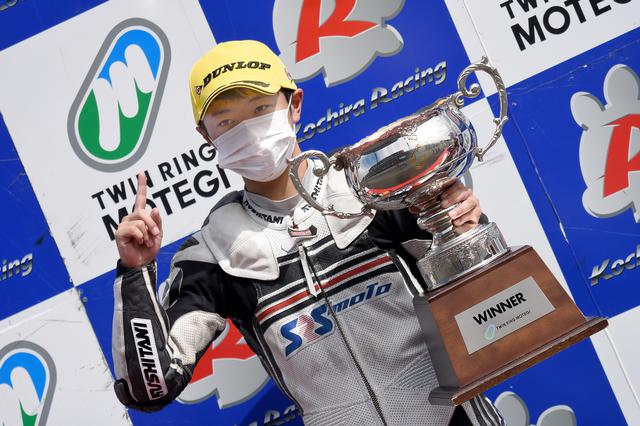 画像: 初優勝の時の表彰台 おどおどするでもなく、落ち着いた表情が印象的でした 写真/中村浩史