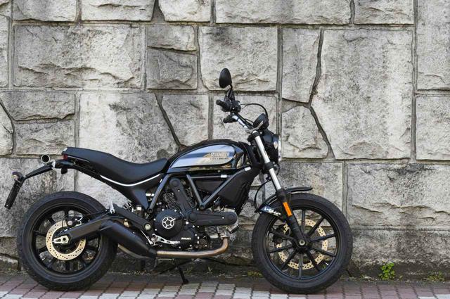 画像: ▲400ccと言えば国産モデルを選ぶしドゥカティといえばスーパーバイクが王道。意外なチョイスだけれどSixty2はもっと評価されるべきだ。