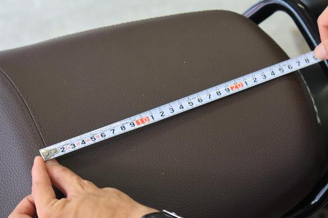 画像: リアシートの前後長は約25cm。