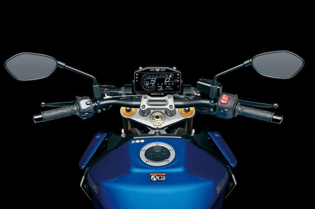画像: ハンドルは先代よりグリップ間の幅を23mm伸ばした仕様で、ライダーのコントロール性をより高めている。
