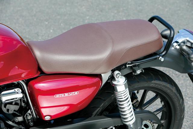 画像4: ヤマハ「SR400」とホンダ「GB350」の装備を比較! 空冷単気筒は同じでも各部にはそれぞれの特徴が見て取れる