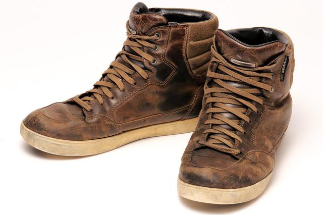 画像: Alpinestars J-6 WATERPROOF SHOES ※写真は西野が約6年間履き続けたもの(旧モデル) 現行モデルの税込価格:30,580円