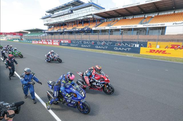 画像: 写真手前の#7YARTヤマハのYZF-R1、エンジンかかりません!なタイムロス