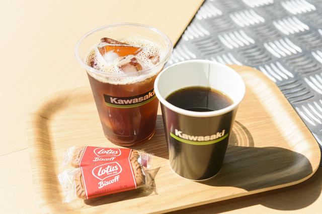 画像: 味わう どの店舗でも無料のコーヒーサービスを実施中。このコーヒーにもこだわりがあります。ホットコーヒーは「Ninja」、アイスコーヒーは「Z」という名称のオリジナルブレンドです。