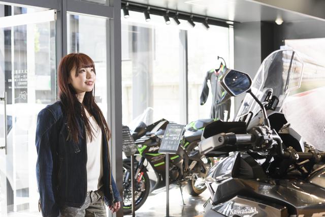 画像: 香る 店内にほのかに香るフレグランスは、木々と青空をイメージしたもの。バイク店にありがちなオイルやガソリン、タイヤなどの機械的な匂いはほとんど感じられません。