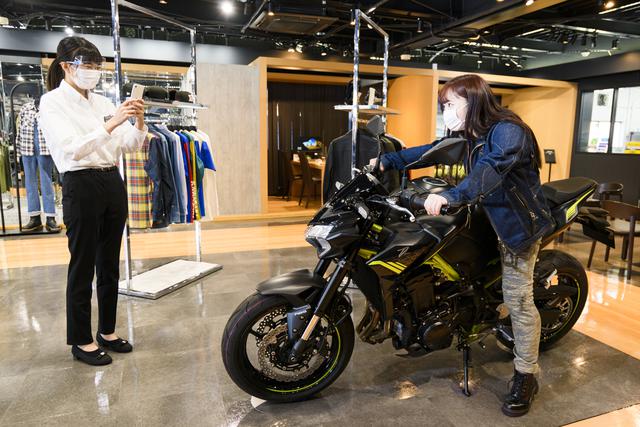 画像: ▲バイクに跨るときは、ぜひお手持ちのスマホをコンシェルジュの方に。記念撮影兼、跨ったときのイメージが分かります!